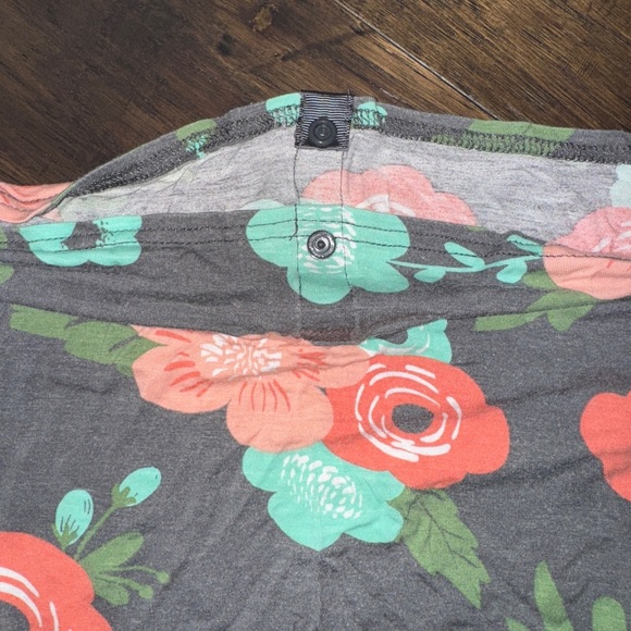 4 in 1 Infinity Nursing Scarf Go by Goldbug Gray/ Floral Breastfeeding Cover - Picture 3 of 4